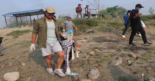 नारायणी नदी किनारमा प्लास्टिकजन्य फोहोरमैला टिप्दै राजेश हमाल