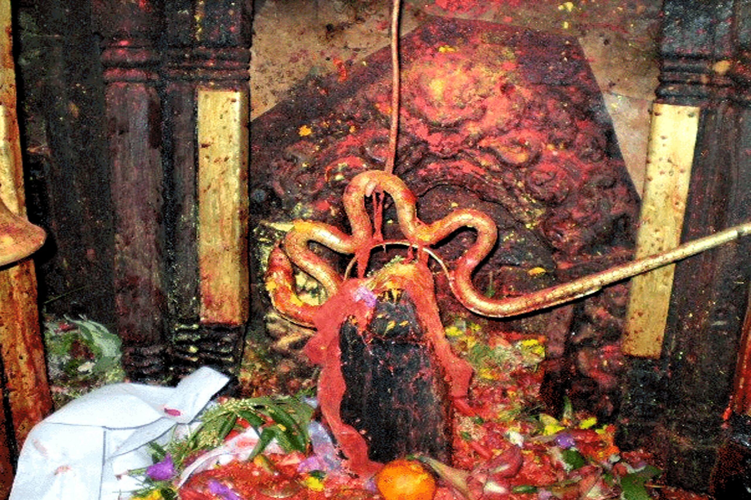 दोलखाको भीमेश्वर मन्दिरको शिलामा पसिना